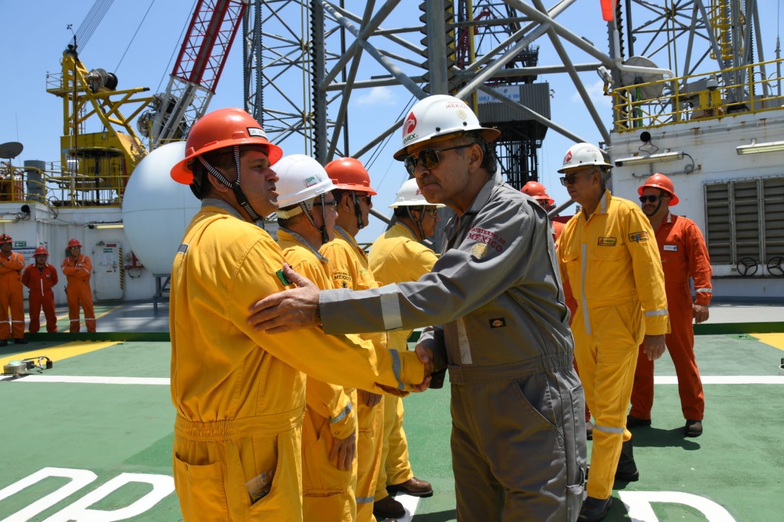 Energy Commerce Director de Pemex supervisa perforación del pozo