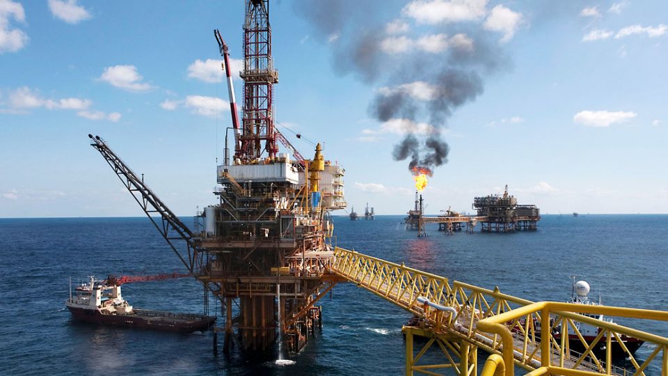 Precios del petróleo se hunden 10% por fantasma de recesión