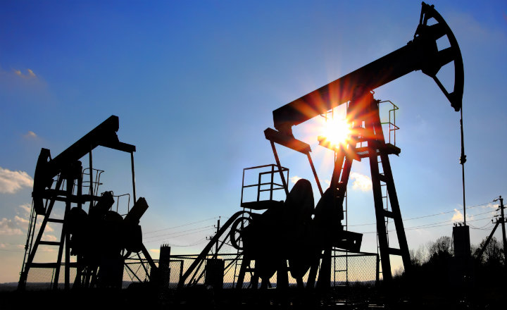 Precios de petróleo repuntan 2%; mezcla cierra en 75.67 dpb