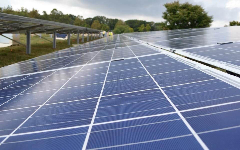 La Comisión Federal de Electricidad (CFE) aseguró que no cuenta con programas para "regalar paneles solares".