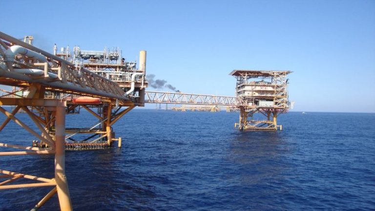 Precios del petróleo caen 2% por recrudecimiento de variante Delta en EEUU y China