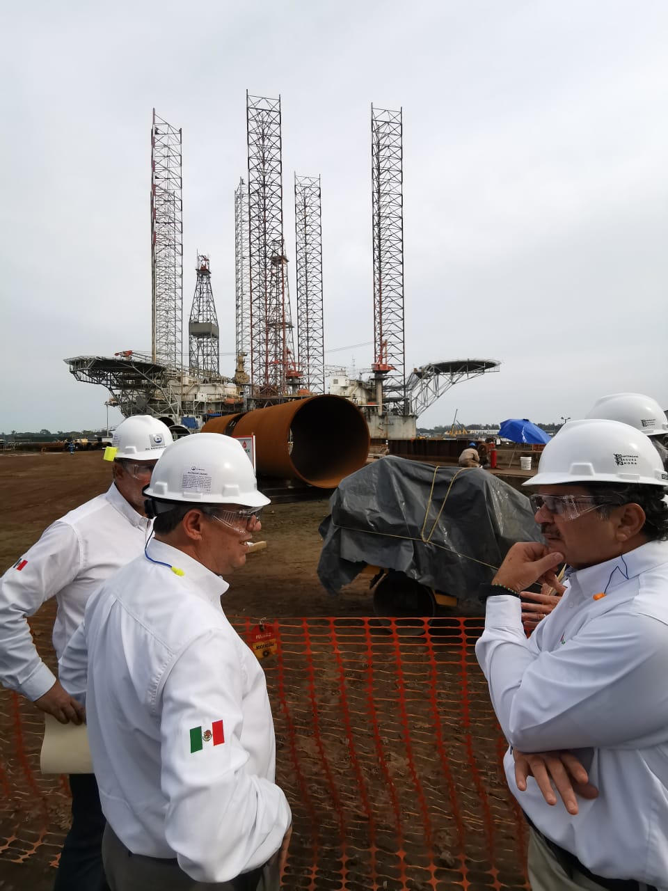 Romero Oropeza supervisa plataformas petroleras