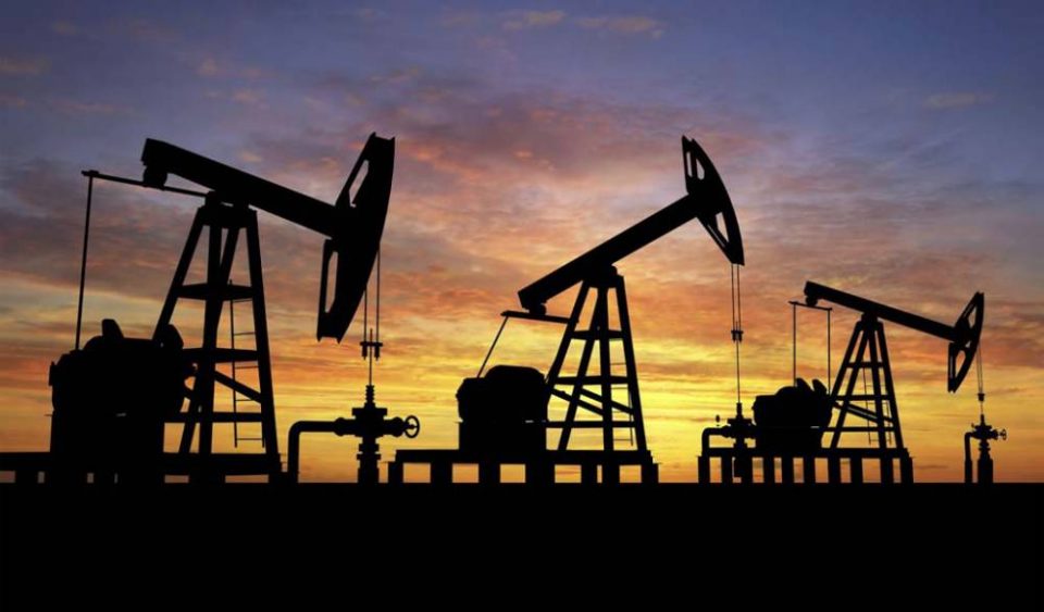 Precios del petróleo rebotan 2% por recortes de Arabia y Rusia