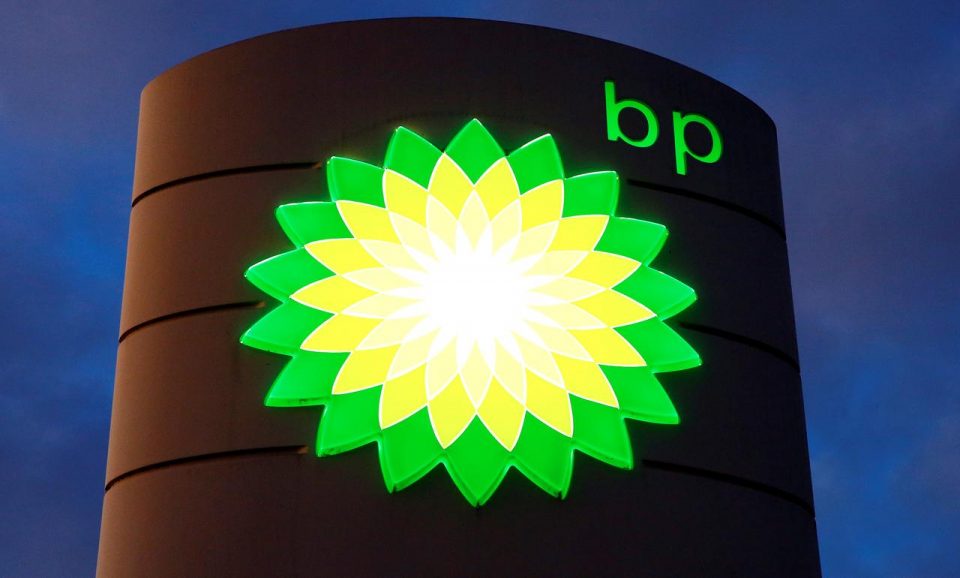 BP analiza desinversión en petróleo y gas, planea invertir en energía renovable