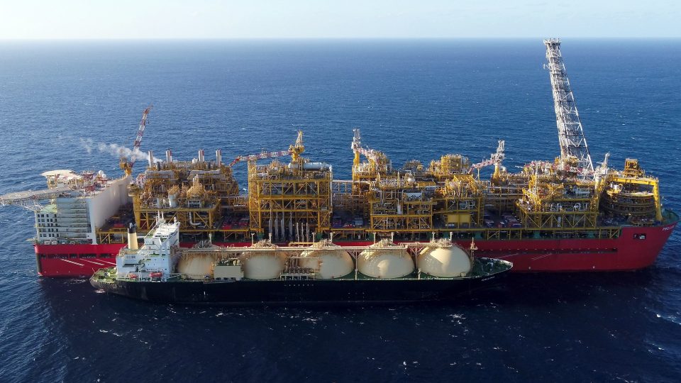 Shell reanuda envíos de gas desde la mayor plataforma flotante del mundo