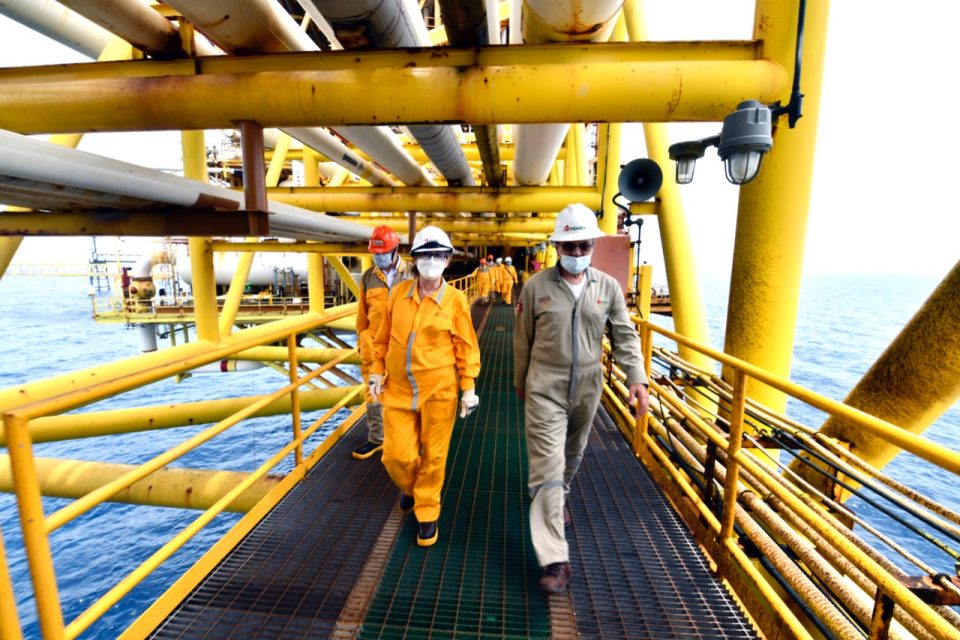 Romero Oropeza supervisa instalaciones petroleras