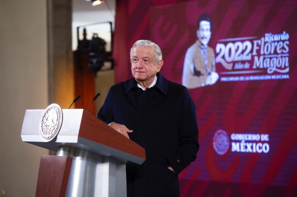 AMLO destaca venta de combustible de Pemex