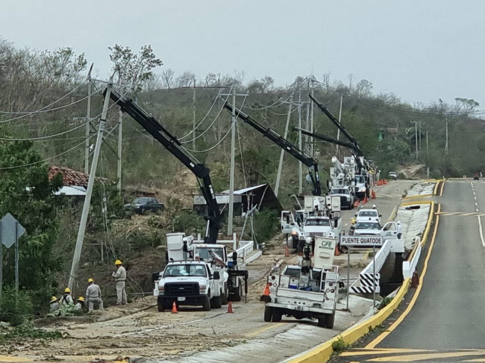 CFE restablece 57% del suministro eléctrico tras paso de huracán Agatha