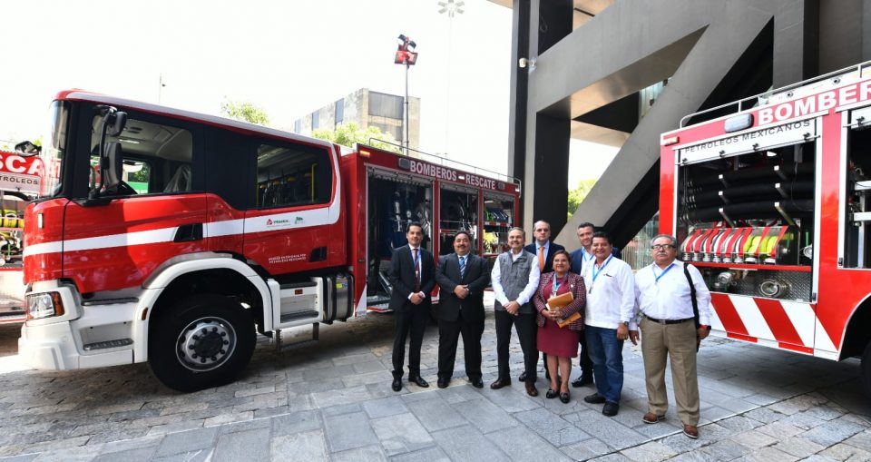 Pemex dona camiones de bomberos a municipios con refinerías