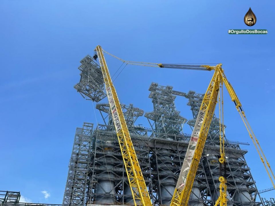 Colocan última torre en planta coquizadora en refinería Olmeca