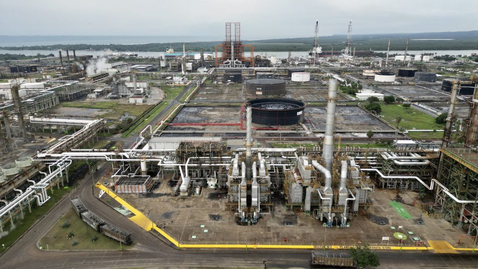 Refinería de Madero procesa 105 mil barriles diarios: AMLO