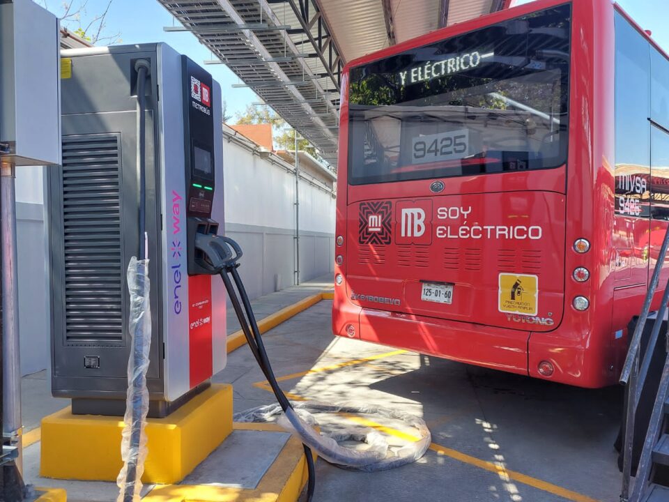 Arranca primera línea de metrobús totalmente eléctrica en CDMX