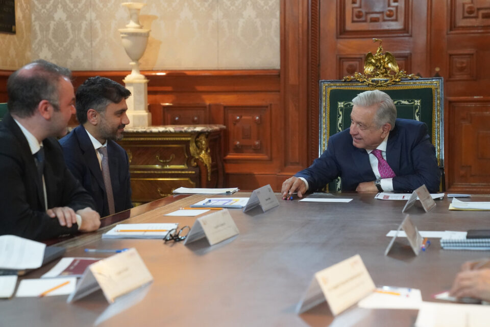 El presidente Andrés Manuel López Obrador se reunió con directivos y técnicos de Tesla en Palacio Nacional.
