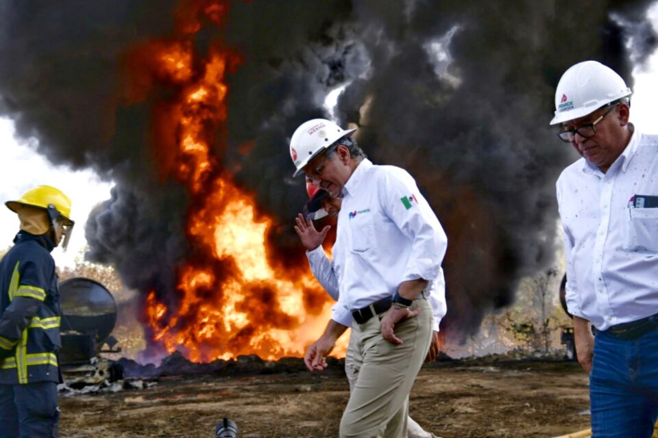 Director de Pemex visita zona de incendio por toma clandestina en Tabasco