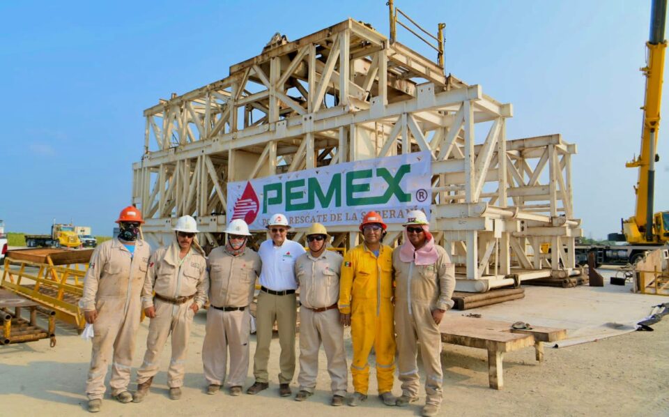 Octavio Romero Oropeza, director general de Pemex, visitó la instalación exploratoria del pozo Escuincle 401 EXP en el municipio de Centro, Tabasco.