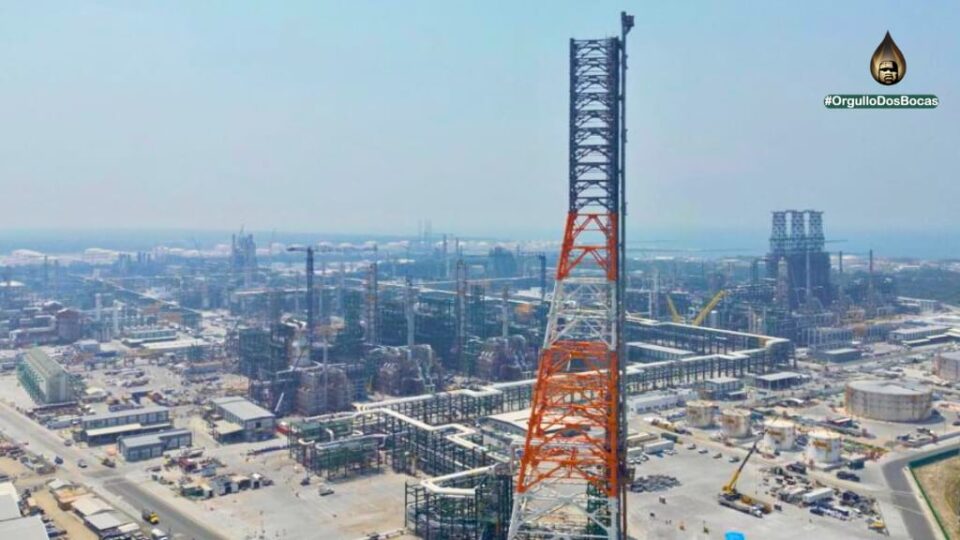 Completan integración de torre de desfogue en refinería en Dos Bocas