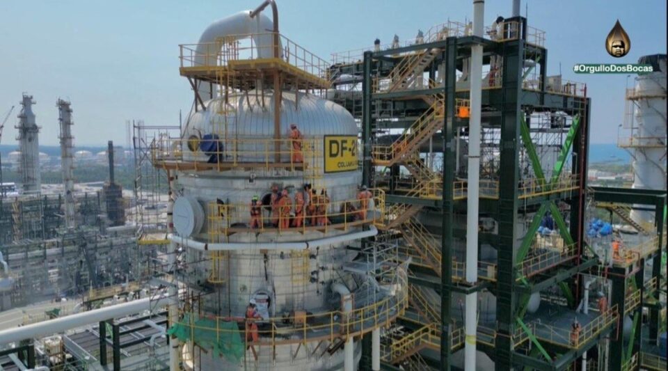 Avanzan trabajos en torre fraccionadora de refinería Olmeca