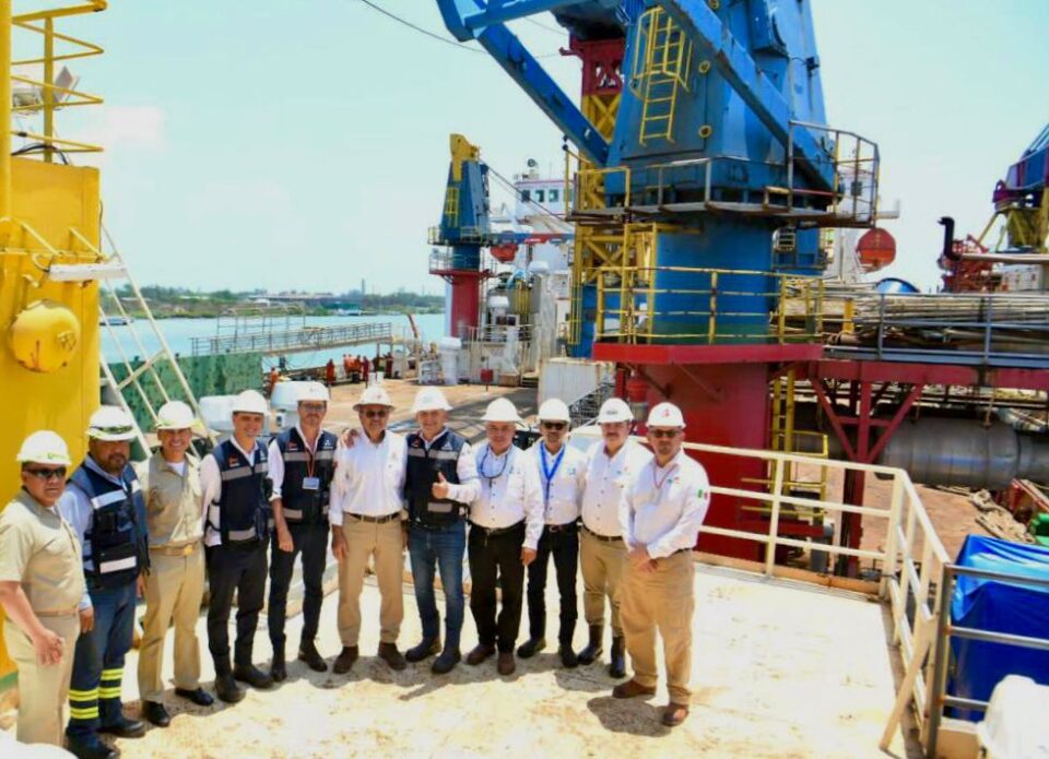 Director de Pemex visita barco Grúa Garzprom