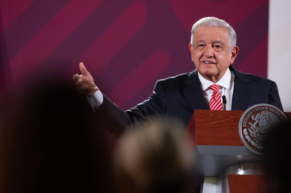 AMLO acusa a ministros de la Corte de defender a empresas eléctricas