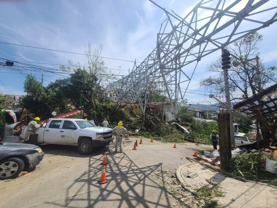 CFE restablece 50% del suministro eléctrico de afectados por Huracán Otis