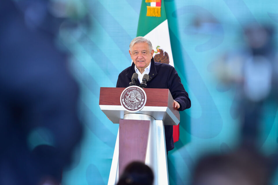 El presidente Andrés Manuel López Obrador destacó que se está restableciendo por completo el servicio eléctrico en Acapulco.