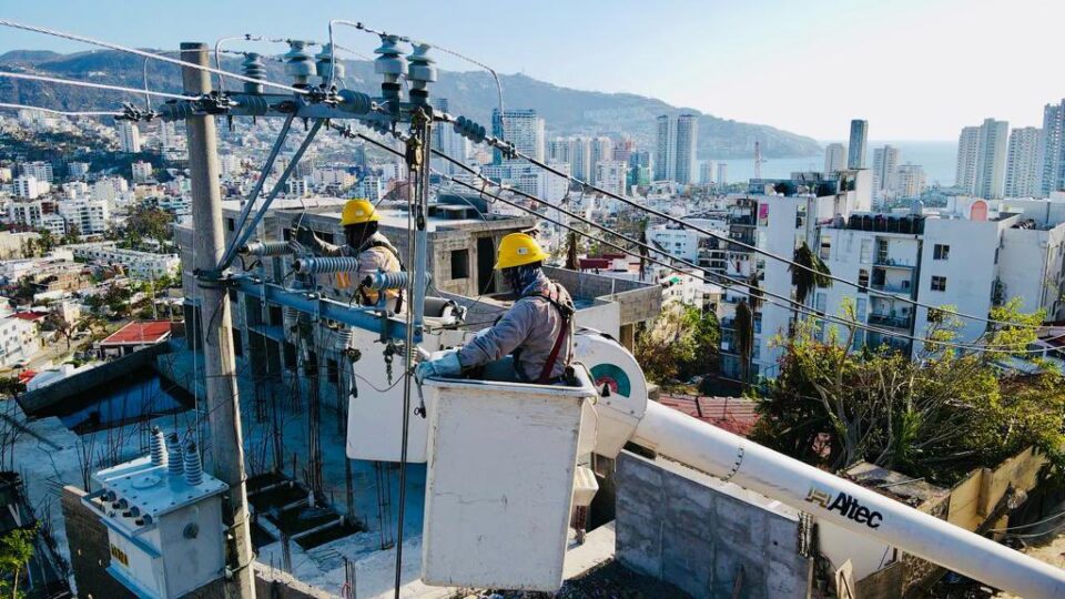 CFE visita “casa por casa” para restablecer suministro eléctrico en todo Acapulco