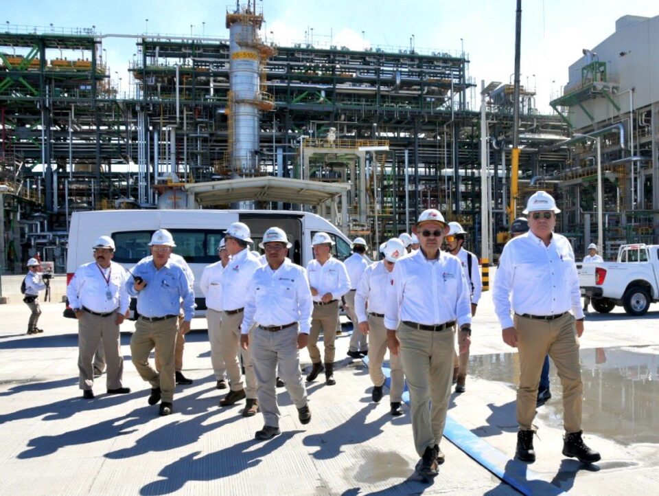 Director de Pemex revisa fechas de arranque de plantas de refinería Olmeca