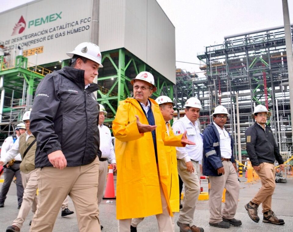 Director de Pemex revisa fechas de arranque de plantas de proceso de refinería Olmeca
