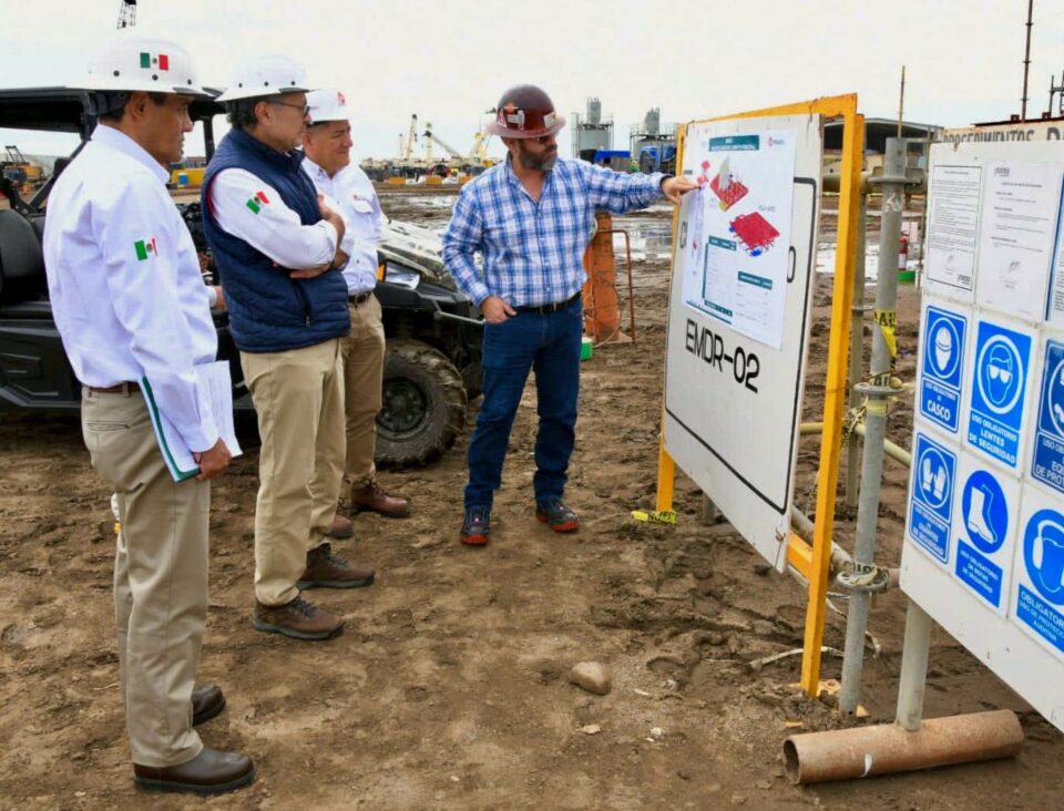 Director de Pemex visita patio de construcción de Eseasa offshore