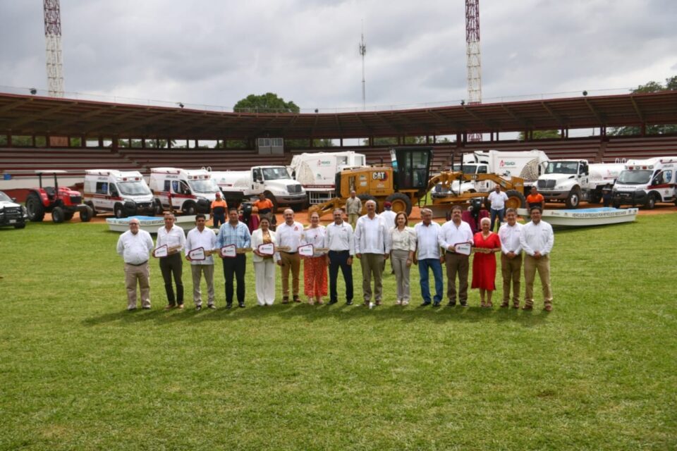 Pemex entrega maquinaria y vehículos especializados a comunidades de Tabasco