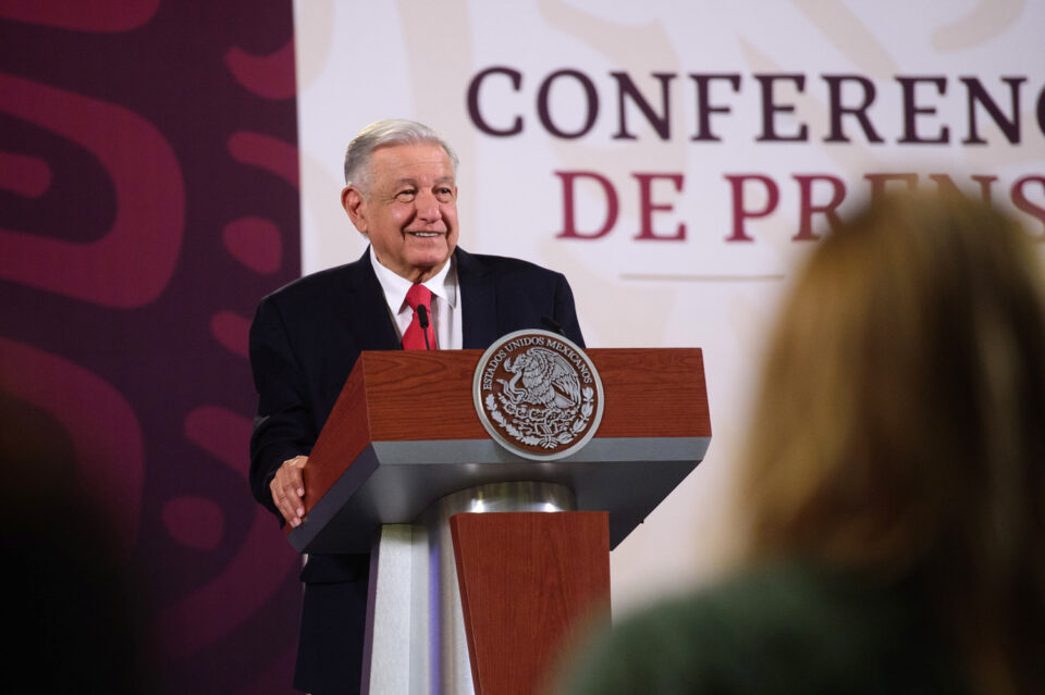 El presidente Andrés Manuel López Obrador afirmó que durante su sexenio se ha trabajado por reconvertir la industria petrolera mexicana.