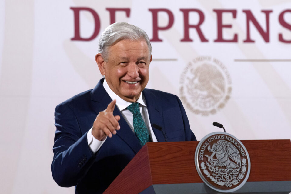El presidente Andrés Manuel López Obrador reconoció a los trabajadores electricistas para el fortalecimiento de una industria eléctrica.