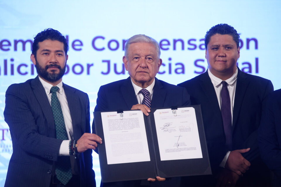 AMLO firma convenio para sumar a 1,350 extrabajadores de Luz y Fuerza al SCV