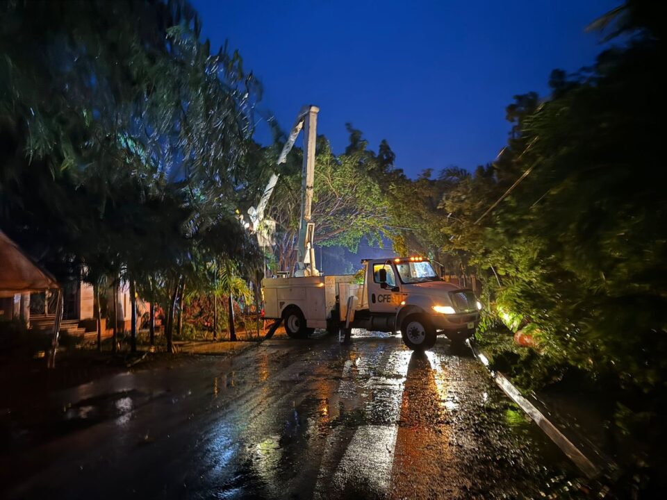 CFE “desenergiza” munipios de Guerrero afectados por inundaciones