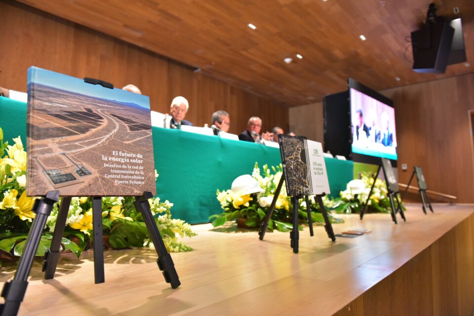 CFE presenta libros para documentar hazañas por Tren Maya, Otis y Planta Solar