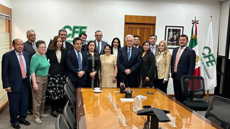 Emilia Calleja Alor recibe a una CFE fortalecida