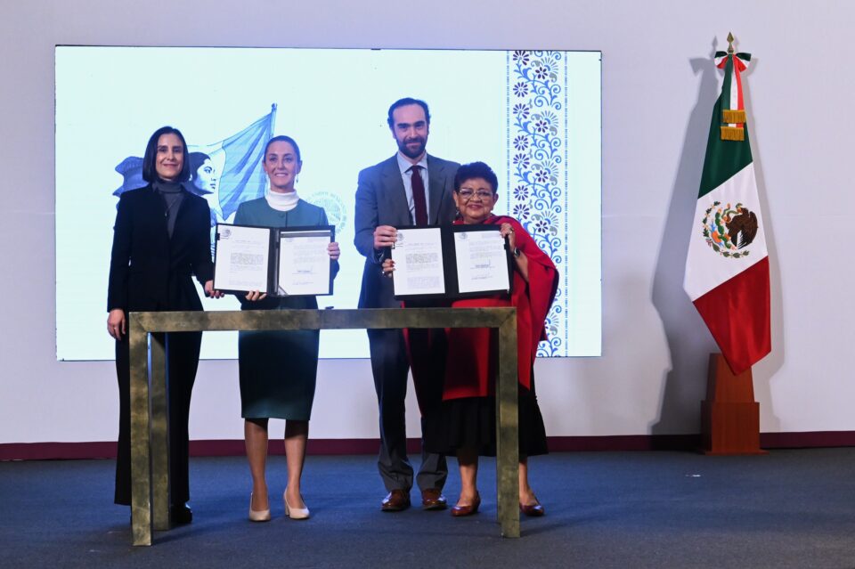 La presidenta Claudia Sheinbaum firmó este miércoles el decreto de la reforma energética que devuelve al pueblo de México el control de Pemex y CFE.