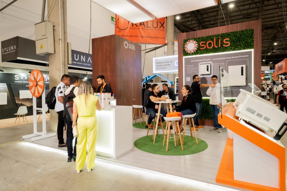 Solis celebra su 19º aniversario y exhibe sus innovaciones en Expo Solar Colombia 2024