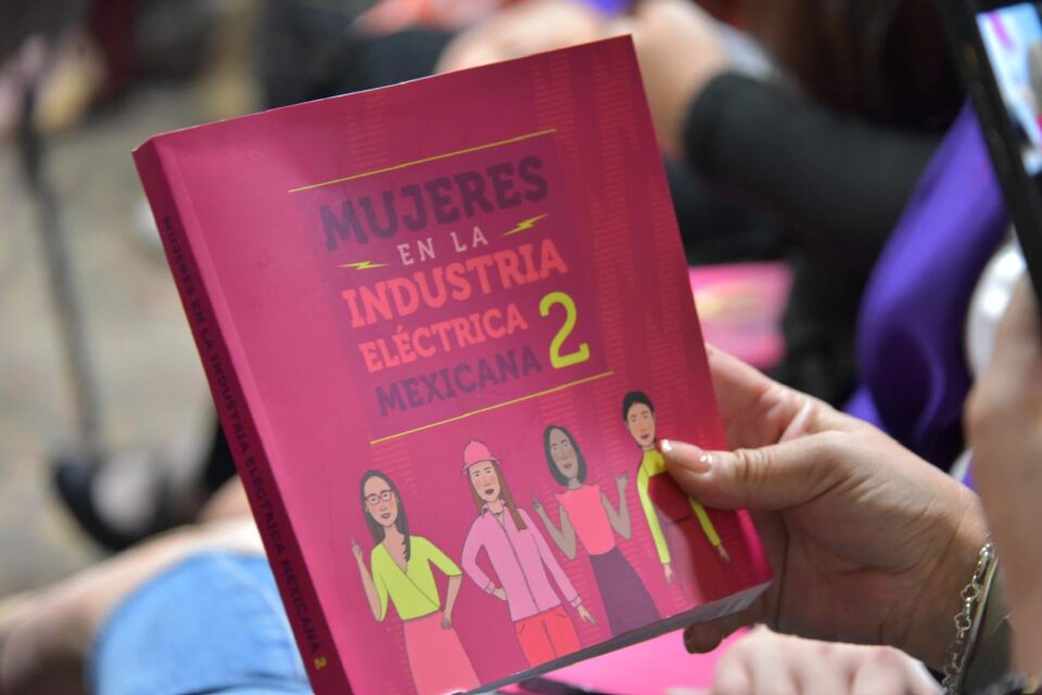 CFE presenta libro de Mujeres en la Industria Eléctrica Mexicana 2