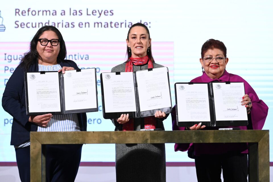 Sheinbaum firma decreto para reformar 7 leyes secundarias para proteger a mujeres