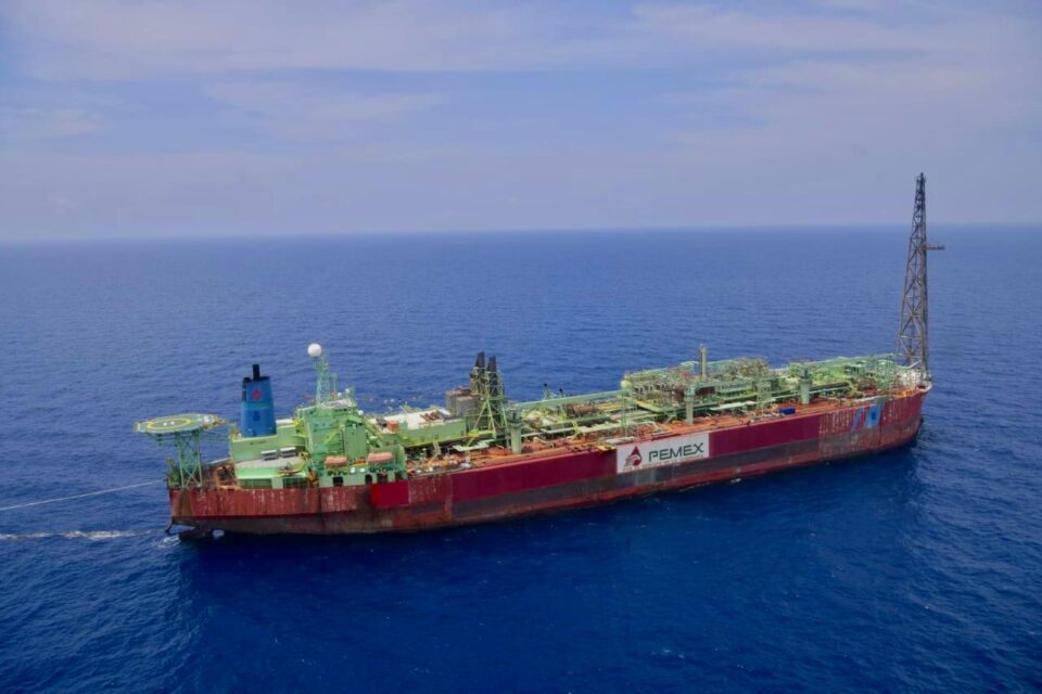 El barco de proceso FPSO, Yùum K´ak´náab, también conocido como el Señor de los Mares, es la unidad flotante de producción, almacenamiento y descarga.