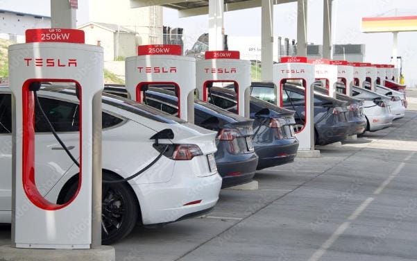 Tesla lanzará autos eléctricos más baratos en primer semestre de 2025