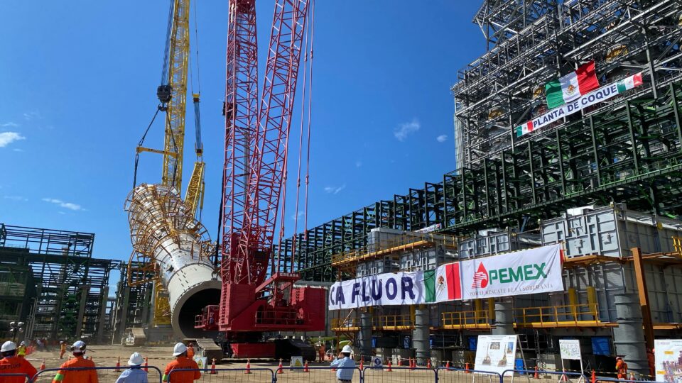 Petróleos Mexicanos (Pemex) informó que este jueves se montó la torre fraccionadora que será parte de la planta Coquizadora en la Refinería de Salina Cruz.