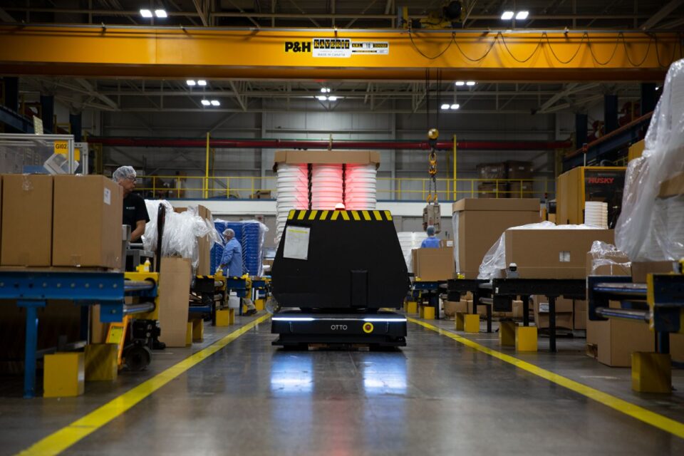 Industria automotriz crecerá un 15% al 2028; adopta robots móviles autónomos para ganar eficiencia