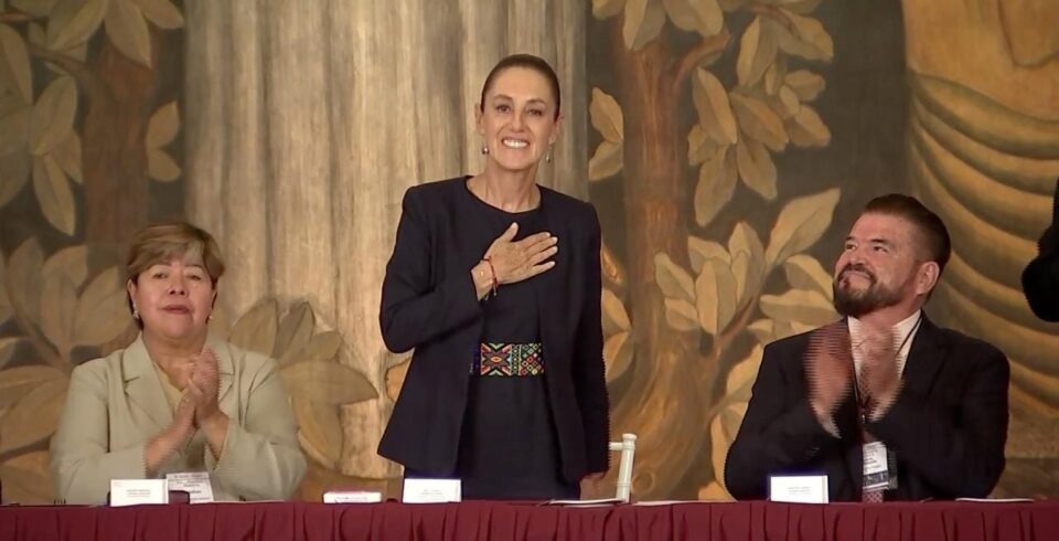 Sheinbaum anuncia aumento del 10% al salario para maestras y maestros