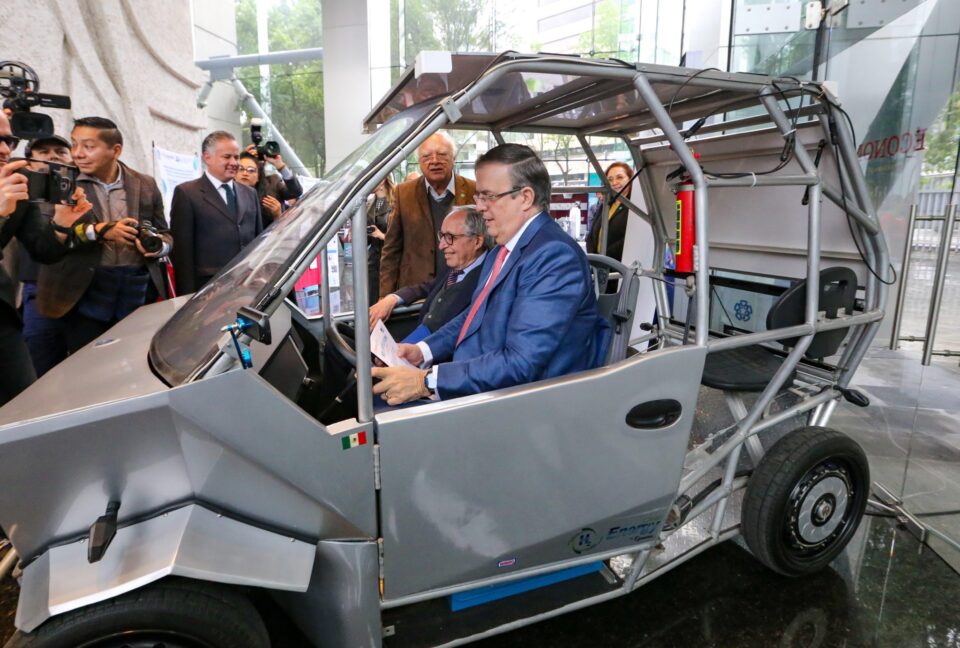 Marcelo Ebrard maneja primer vehículo mexicano impulsado por hidrógeno