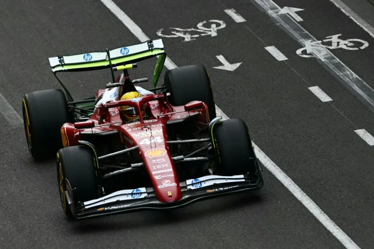 Lewis Hamilton ilusiona con Ferrari tras dominar en los ensayos de Bakú