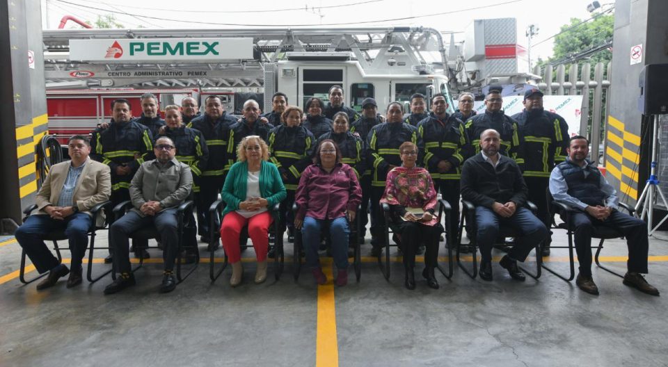 Pemex entrega nuevo equipo de protección a su Departamento de Contraincendio