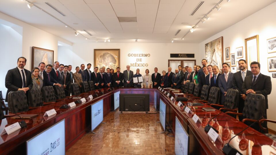 Sheinbaum y empresarios ratifican acuerdo para estabilizar precio de la gasolina