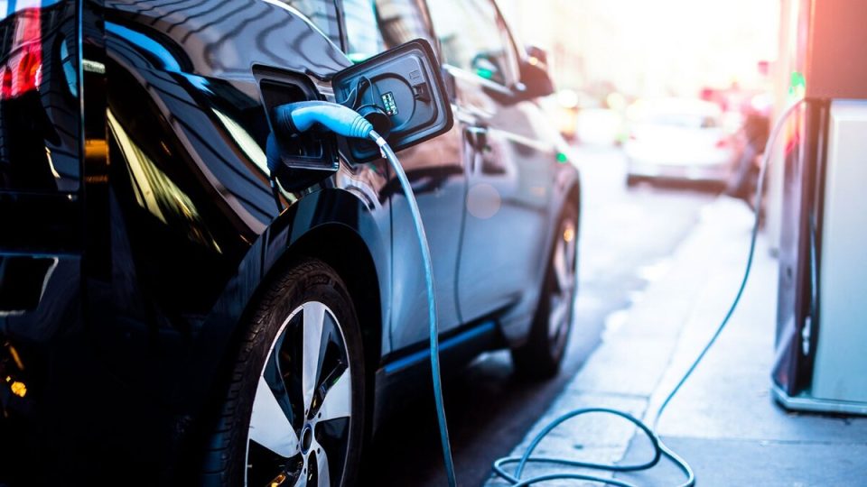 EMA advierte riesgos en la transición energética si se limita acceso a vehículos eléctricos
